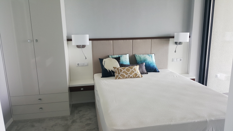 modern apartman berendezés2 - kárpitozott ágyfejvég éjjeliszekrényekkel