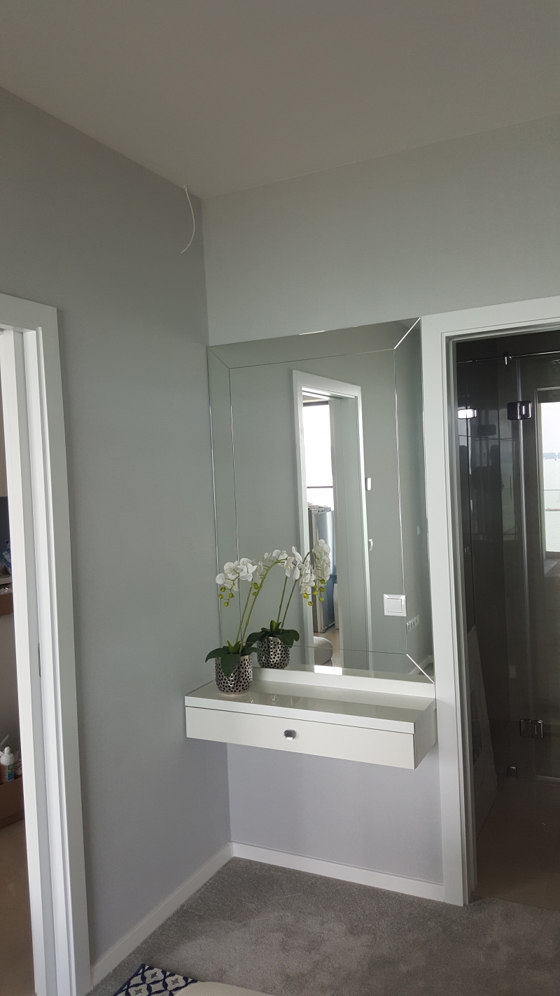 modern apartman berendezés2 - fésülködő konzolasztal tükörrel