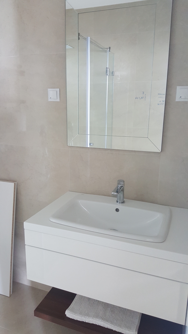 modern apartman berendezés2 - mosdószekrény tükörrel