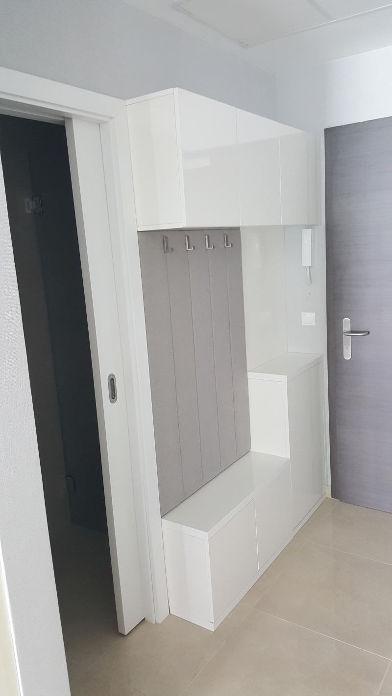 modern apartman berendezés2 - előszoba szekrény és kárpitozott fogasfal, kilökős ajtóval, fiókkal