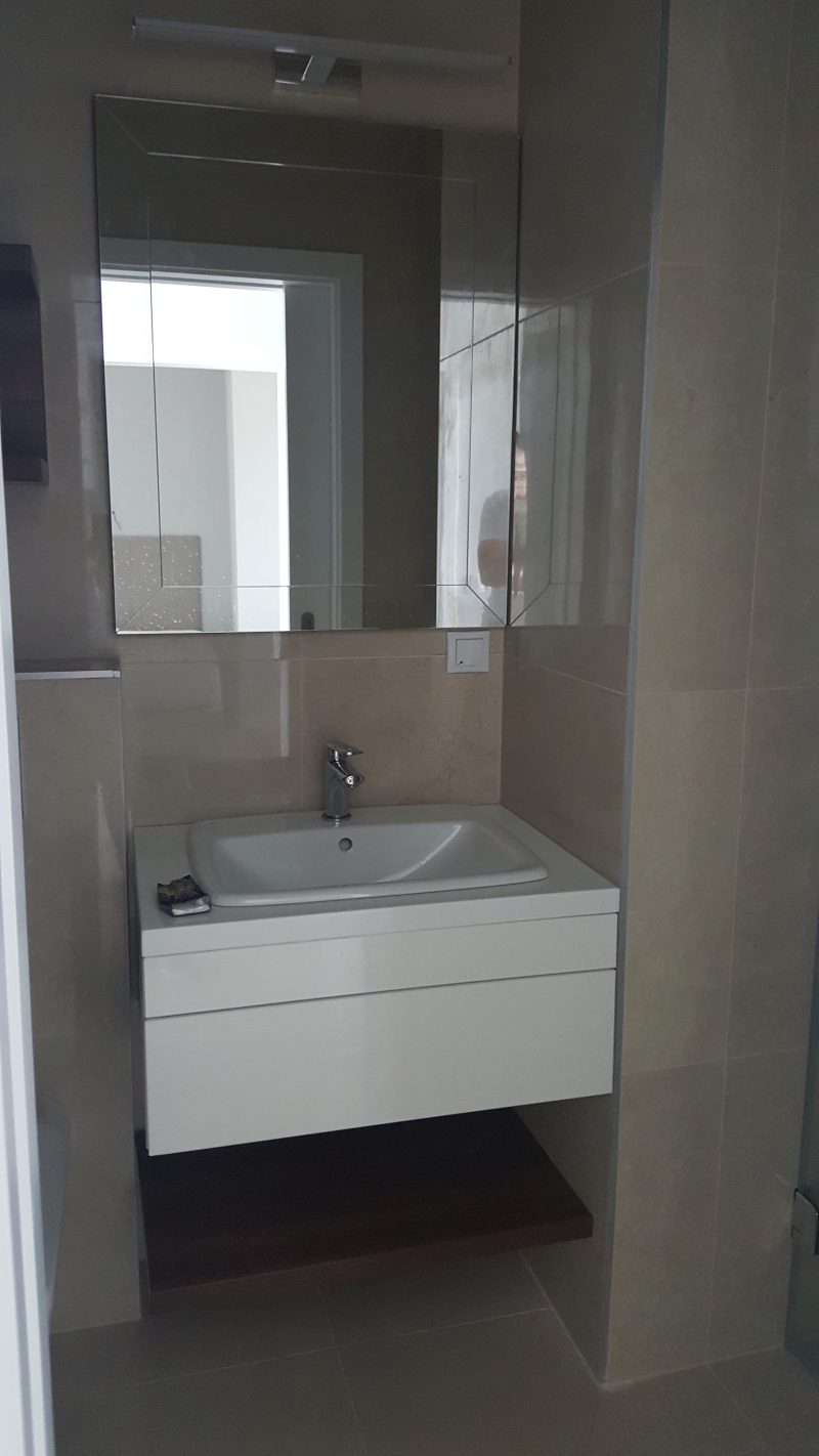 modern apartman berendezés2 - mosdópult és tükör WC-ben