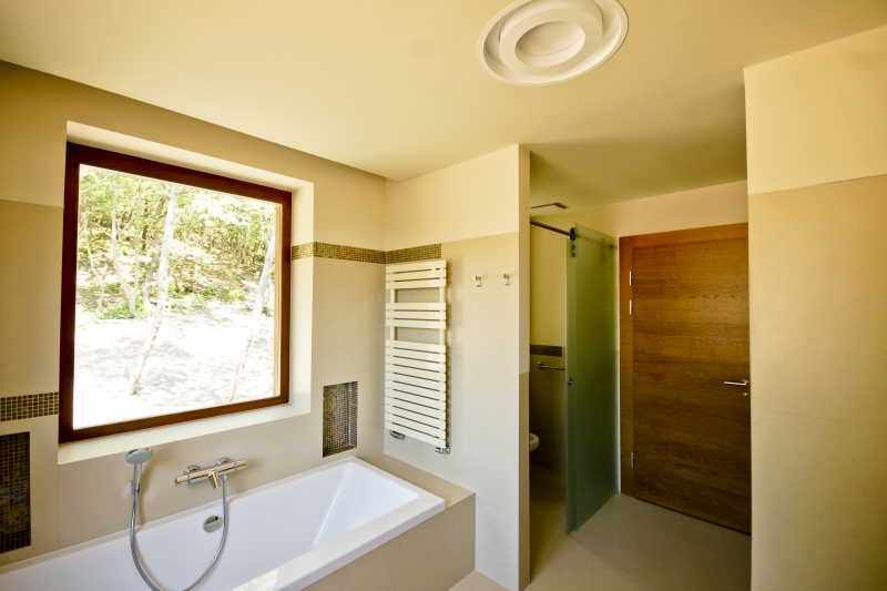 Modern stílusú fürdőszoba berendezés